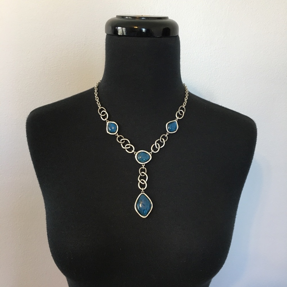 VTG Avon NRQ Necklace and Earrings Set